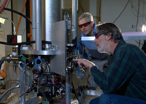 Relógio atômico experimental usado para medir diferenças gravitacionais na passagem do tempo.