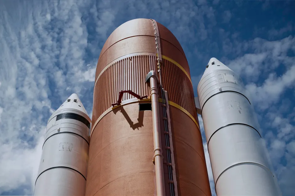 Vista dramática de propulsores de foguete contra um céu azul brilhante, destacando a tecnologia aeroespacial.