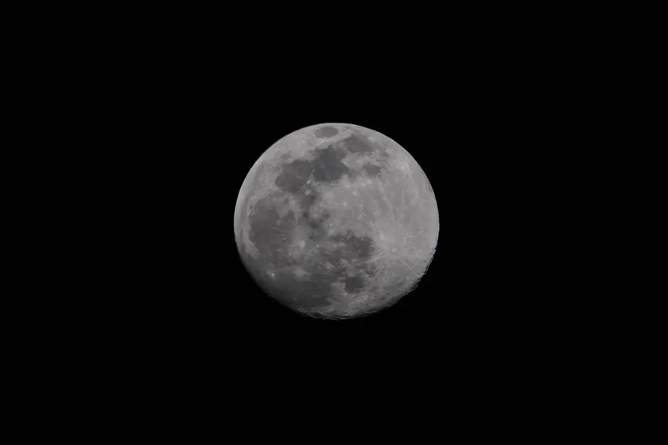 Close-up da lua cheia contra um céu noturno preto em Sacramento, Califórnia.
