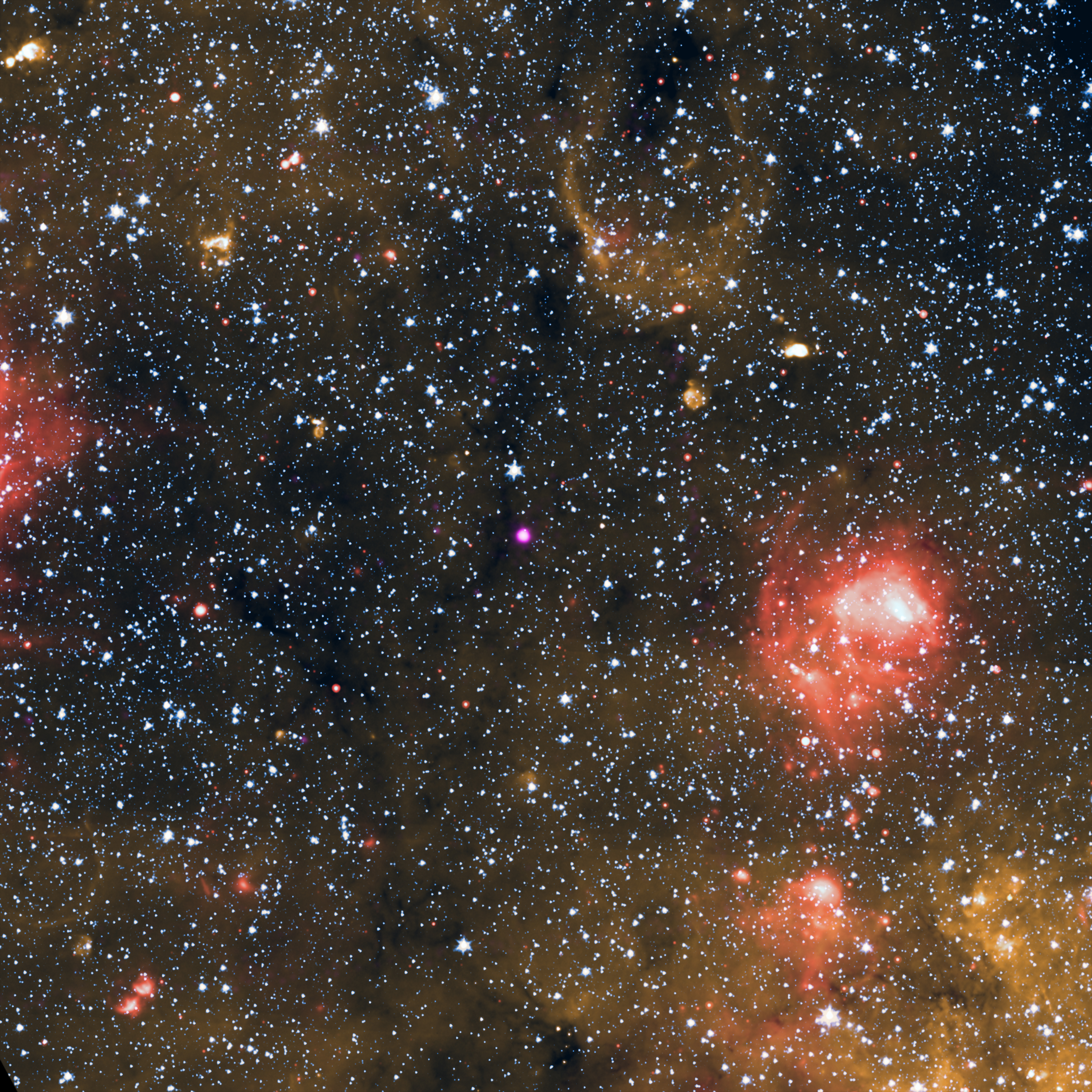 Campo estelar infravermelho em tons de vermelho, verde e azul, com o magnetar J1818.0−1607 aparecendo como uma fonte roxa brilhante próxima ao centro, cercada por emissão difusa de raios X.