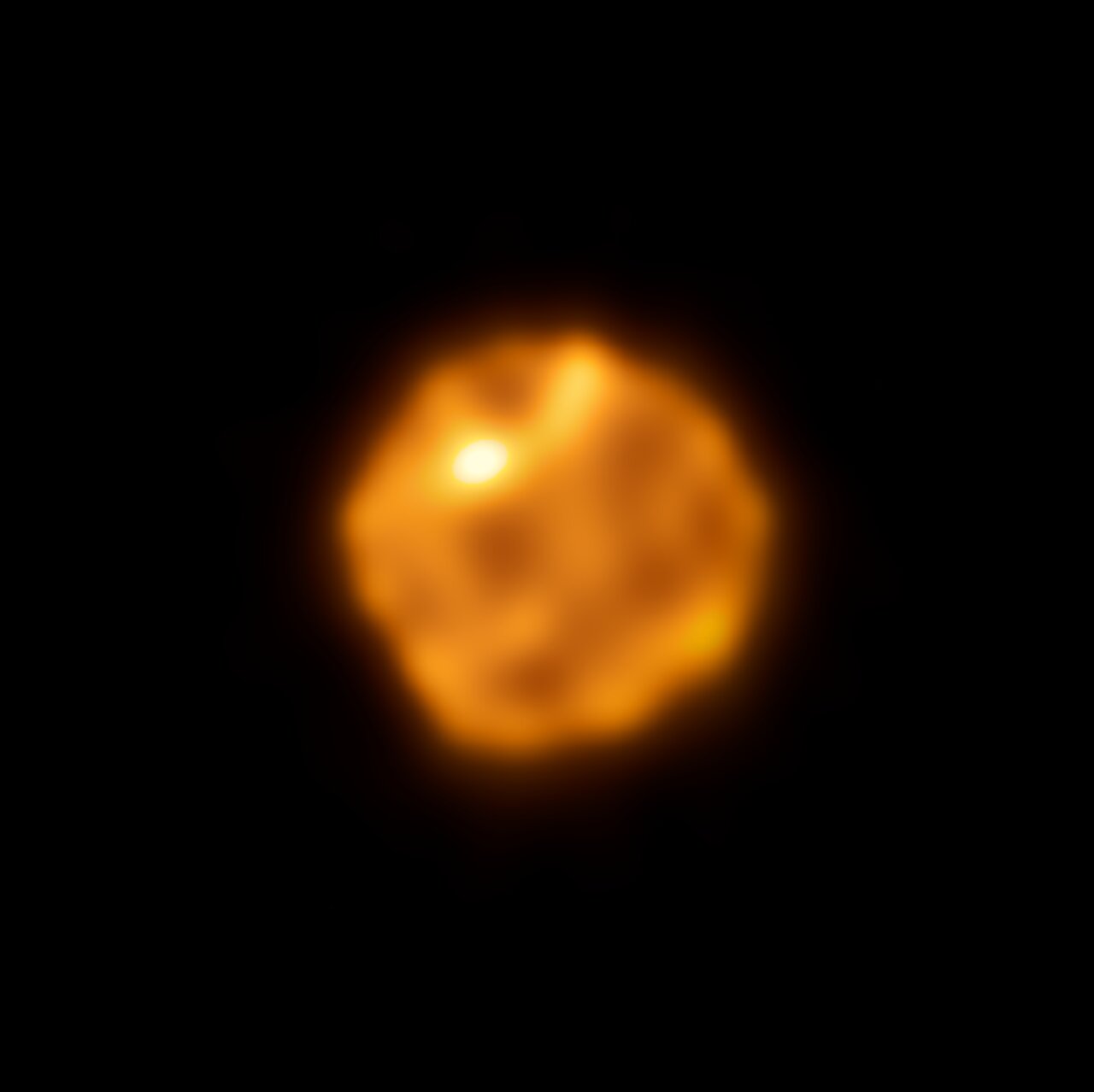 Mapa submilimétrico de Betelgeuse obtido pelo ALMA mostra um disco irregular e áreas de maior emissão.