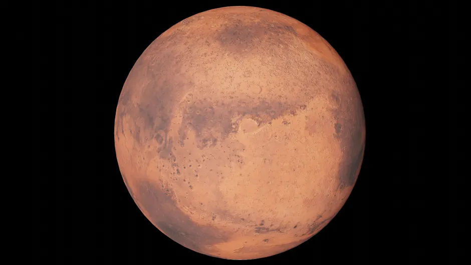 Imagem detalhada de Marte destacando características da superfície contra um fundo preto do espaço.