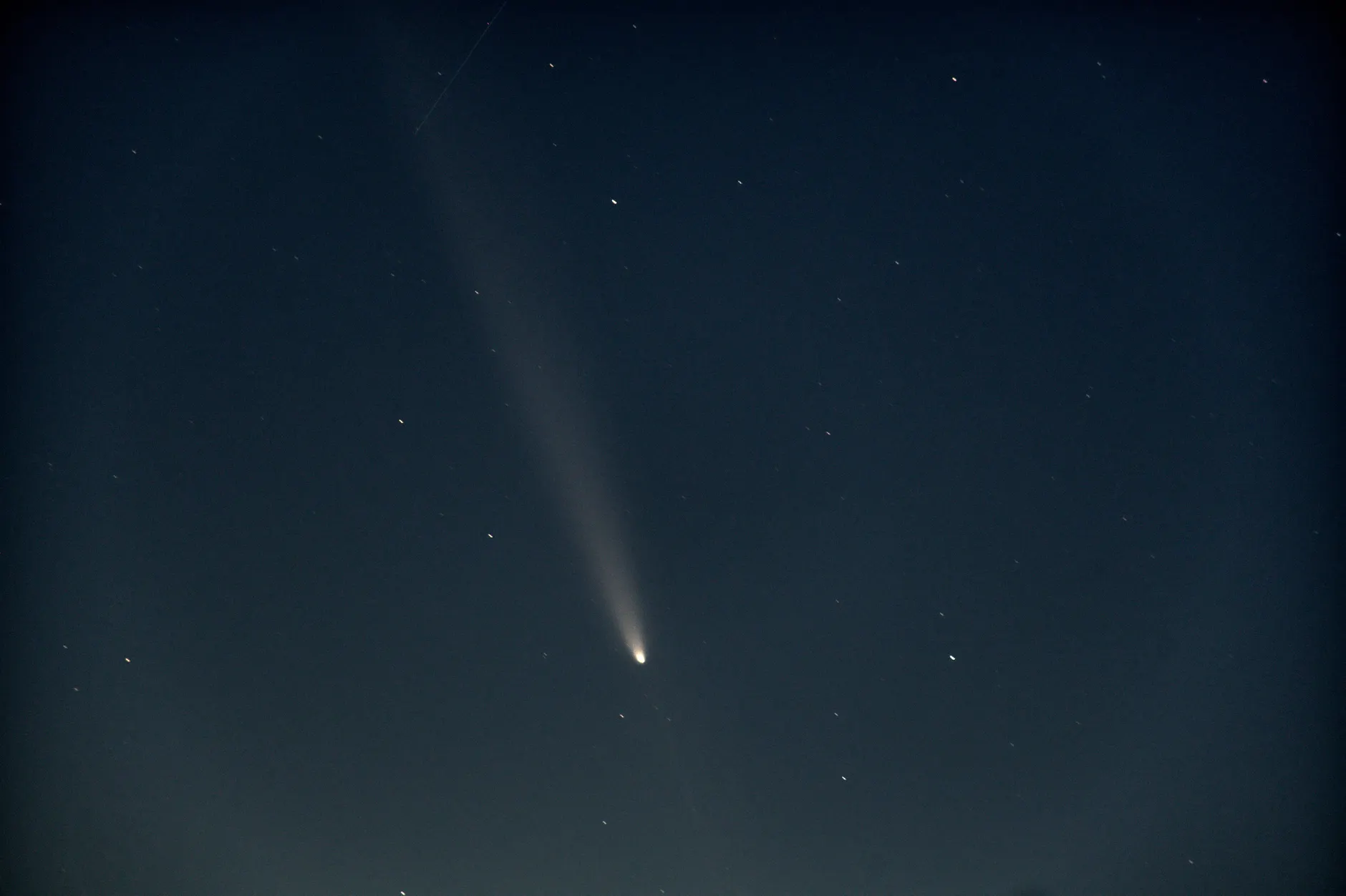 Cometa Atravessa O Céu Noturno Em Chișinău