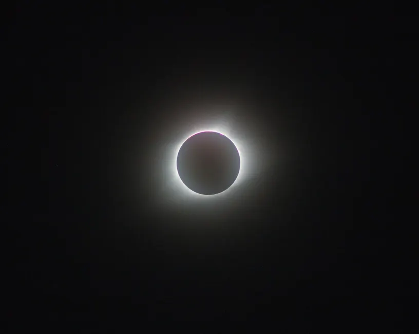 Uma vista impressionante de um eclipse solar total, mostrando a coroa do sol.