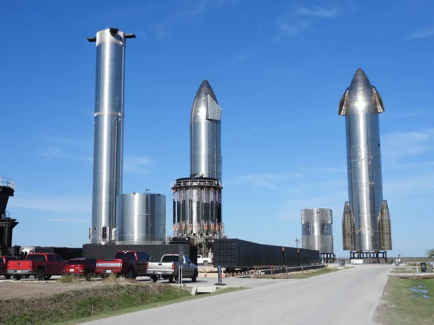 Protótipos de espaçonaves em pé no local de lançamento de Brownsville, Texas, sob céus limpos.