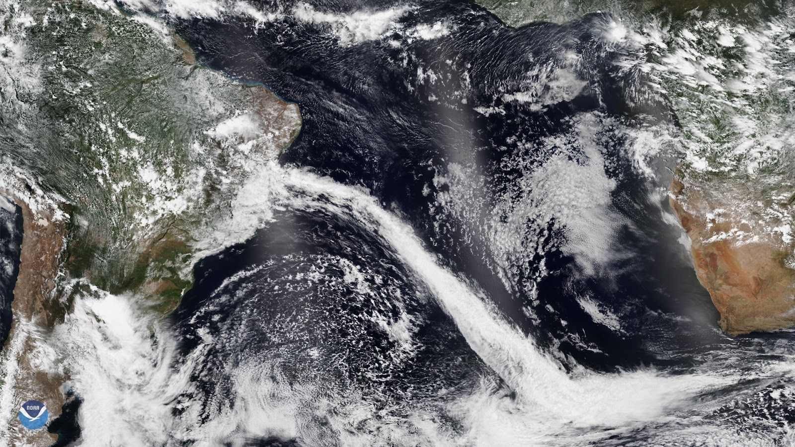 Imagem de satélite NOAA-20 da costa atlântica do Brasil em novembro de 2019, usada de forma ilustrativa para mostrar a estrutura de uma frente fria e de um ciclone extratropical; não é o registro de agosto de 2026. Fonte: NOAA/Wikimedia Commons, domínio público.