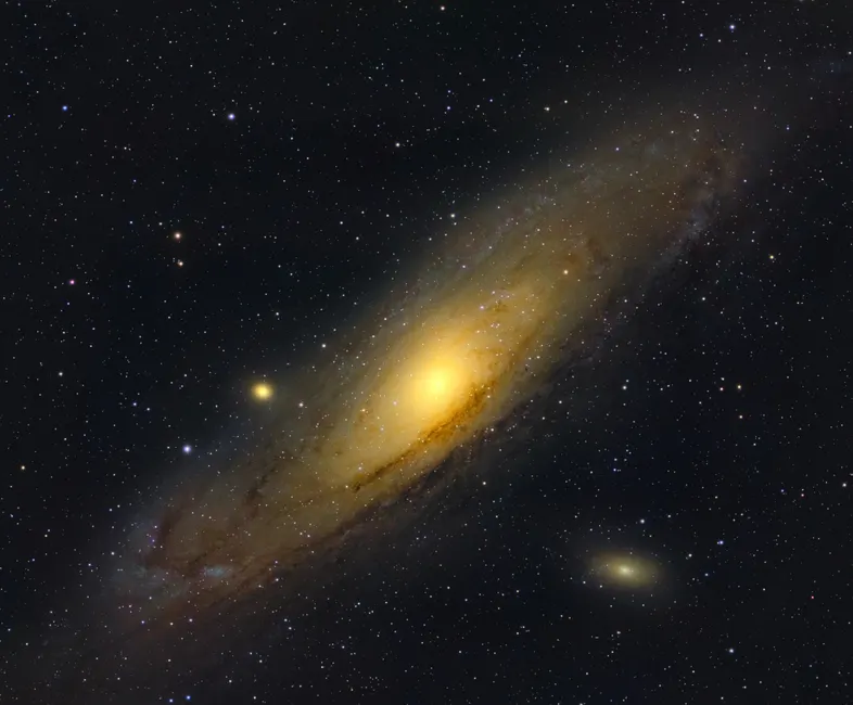 Uma impressionante captura de astrofotografia da Galáxia de Andrômeda com estrelas no espaço.