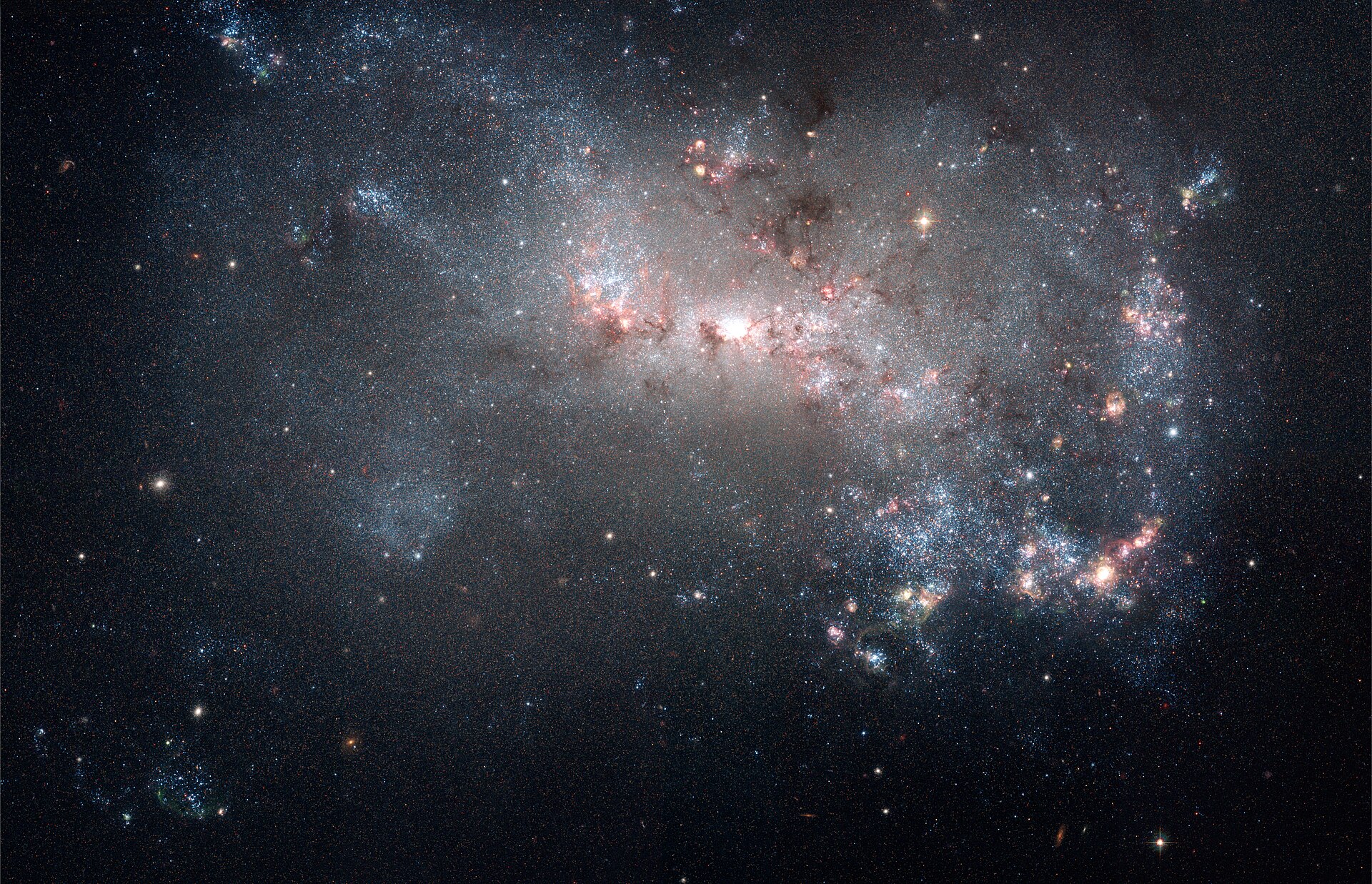 Hình ảnh thiên hà vô định hình NGC 4449 quan sát bởi kính viễn vọng không gian Hubble. Ảnh: ASA, ESA, A. Aloisi (STScI/ESA) và The Hubble Heritage (STScI/AURA)-ESA/Hubble Collaboration