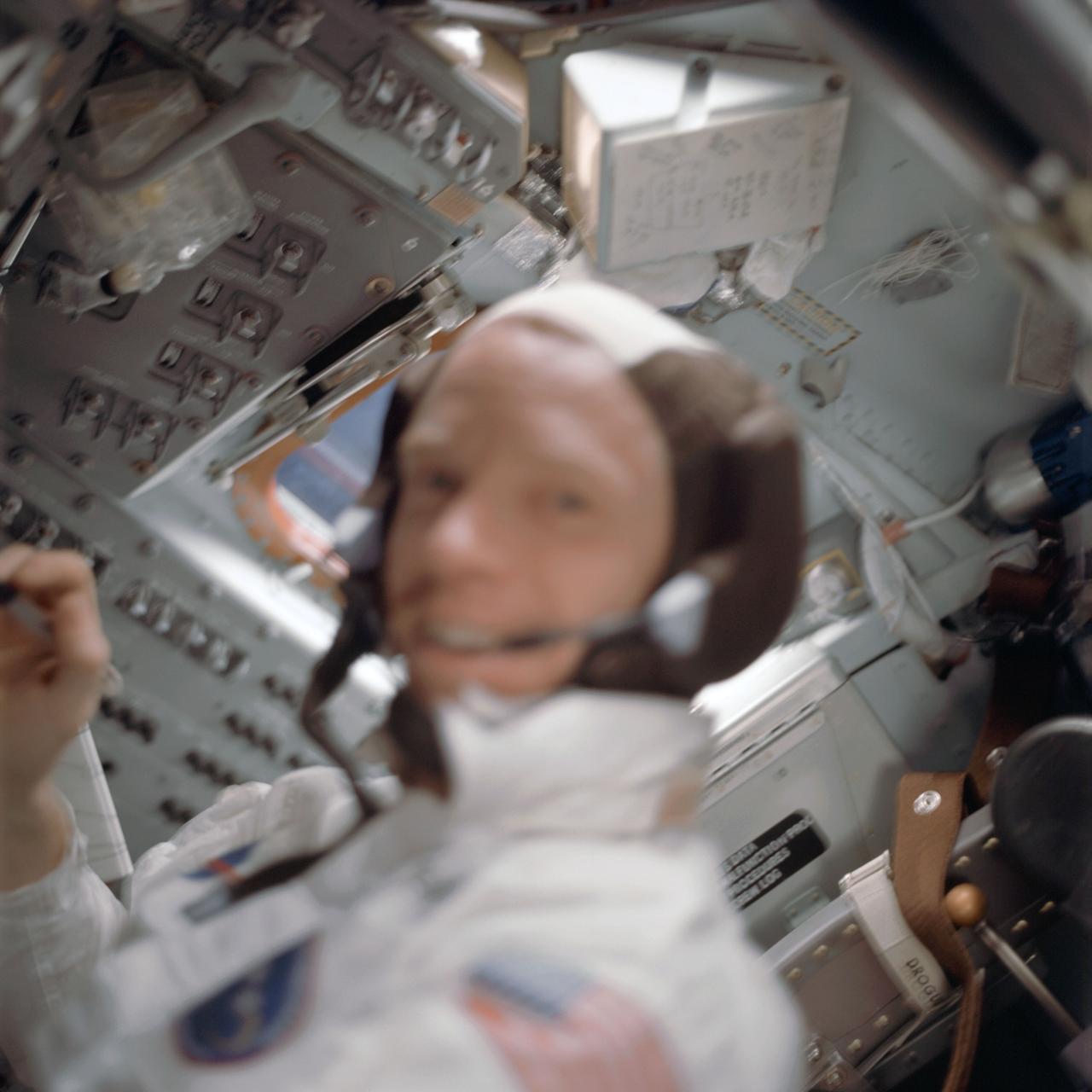 Astronauta da missão Apollo com poeira lunar aderida ao traje na superfície da Lua.