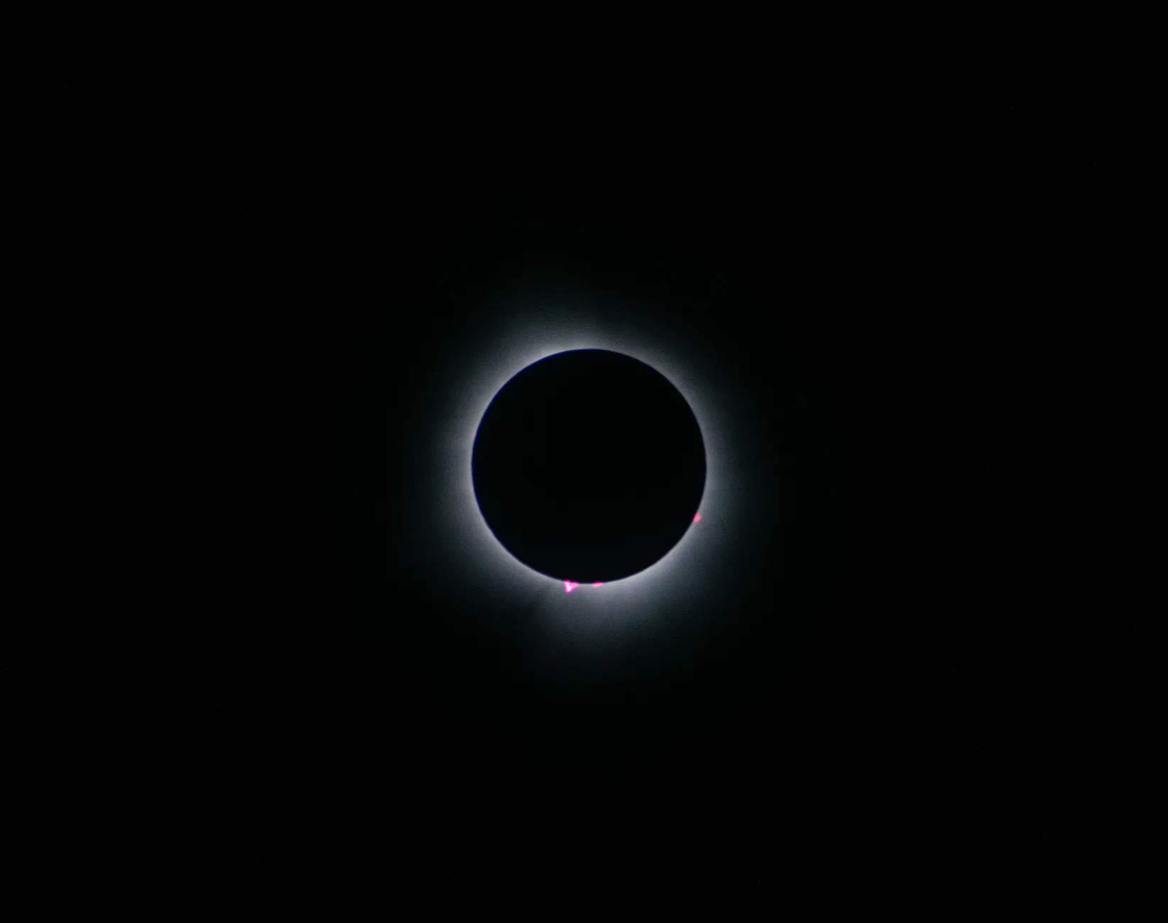 Vista deslumbrante de um eclipse solar total com a coroa visível, capturada em Mansfield, OH.