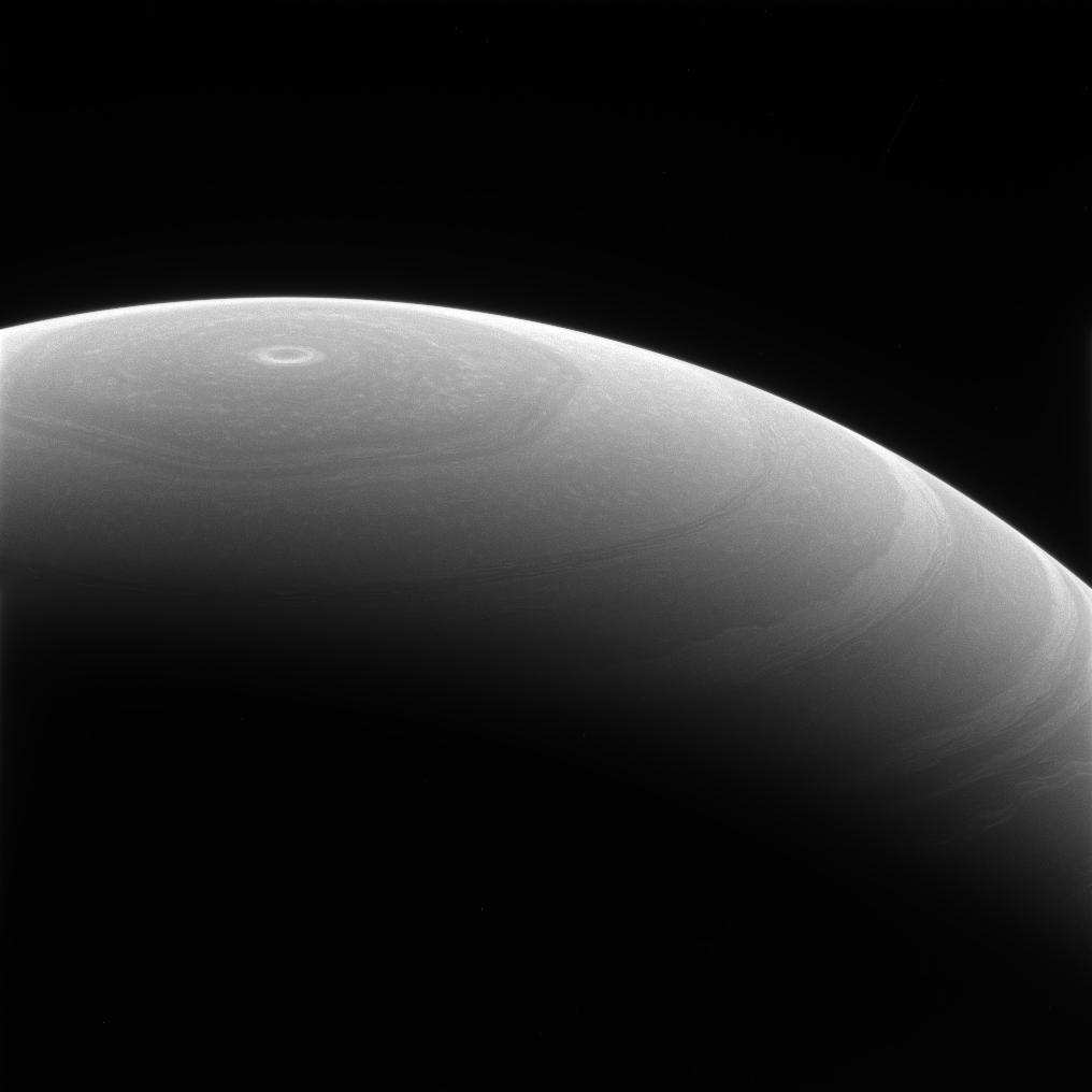 Polo norte de Saturno fotografado pela sonda Cassini, com a corrente de jato em forma de hexágono ao redor de um ciclone central.